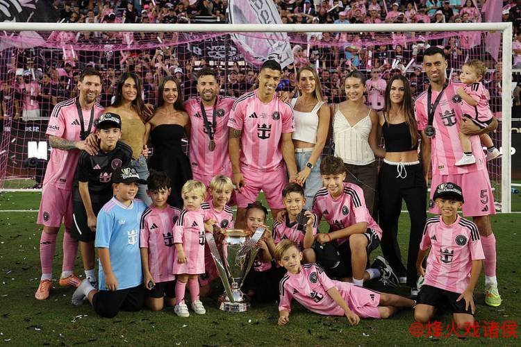 泪目！梅西用总冠军送别2好友+采访动情致敬 4家人携奖杯温馨合影