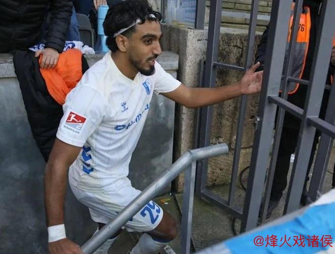 球员庆祝时跳广告牌 掉到1层楼高的深坑:希特勒在任时德国人挖的 球员庆祝时跳广告牌 掉到1层楼高的深坑:希特勒在任时德国人挖的