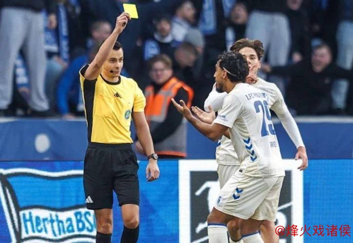 球员庆祝时跳广告牌 掉到1层楼高的深坑:希特勒在任时德国人挖的 球员庆祝时跳广告牌 掉到1层楼高的深坑:希特勒在任时德国人挖的