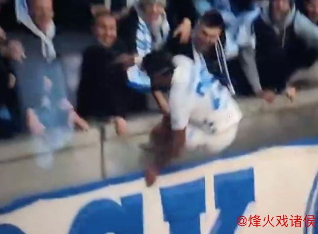 球员庆祝时跳广告牌 掉到1层楼高的深坑:希特勒在任时德国人挖的 球员庆祝时跳广告牌 掉到1层楼高的深坑:希特勒在任时德国人挖的